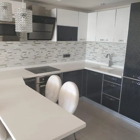 Nice With Shared Pools Near Beach And Center In Appartement Alanya